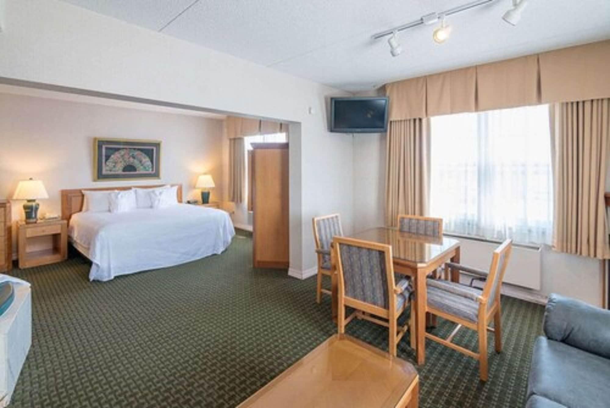 Ramada By Wyndham Thunder Bay Airlane Hotel Esterno foto