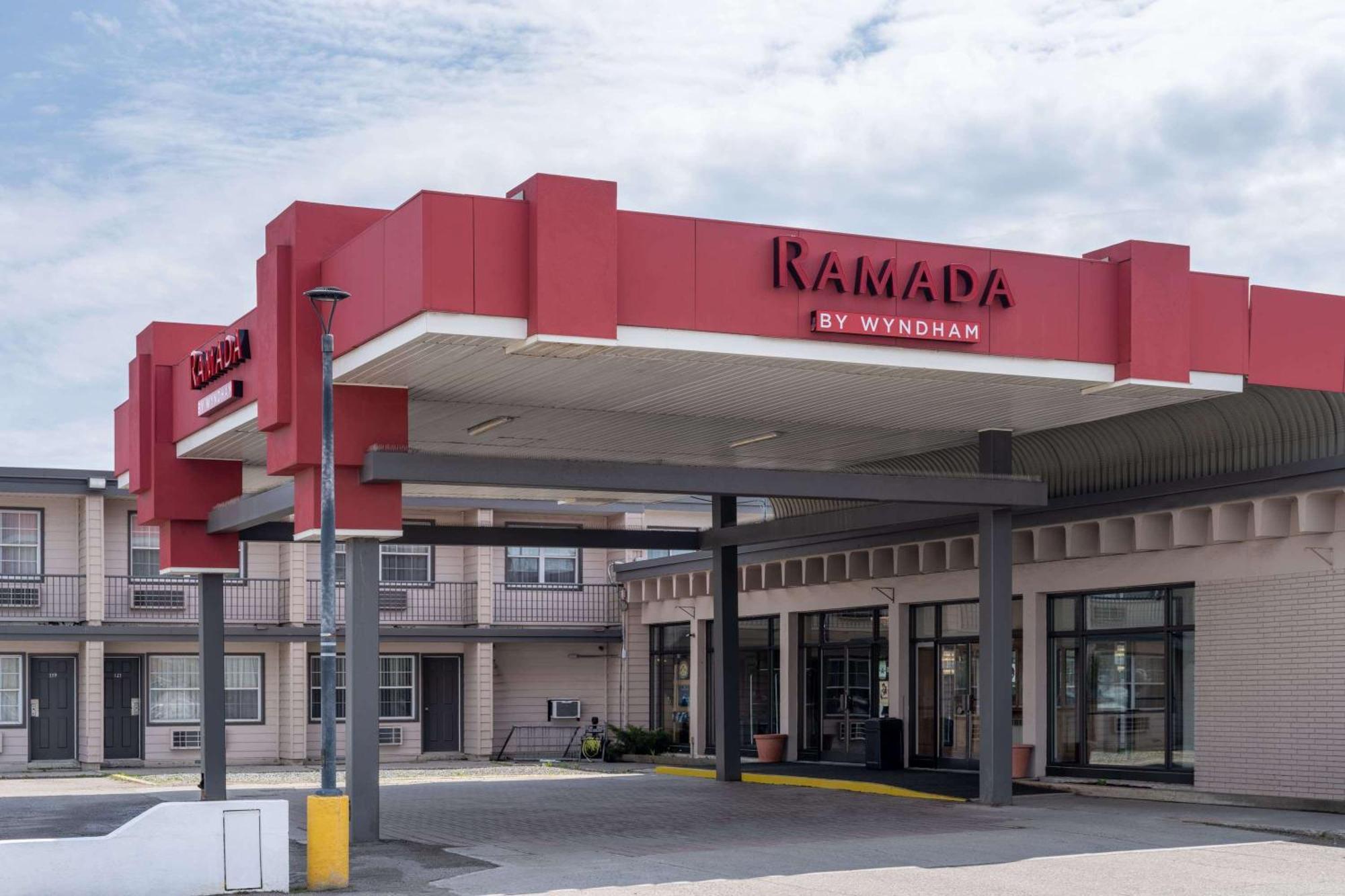 Ramada By Wyndham Thunder Bay Airlane Hotel Esterno foto