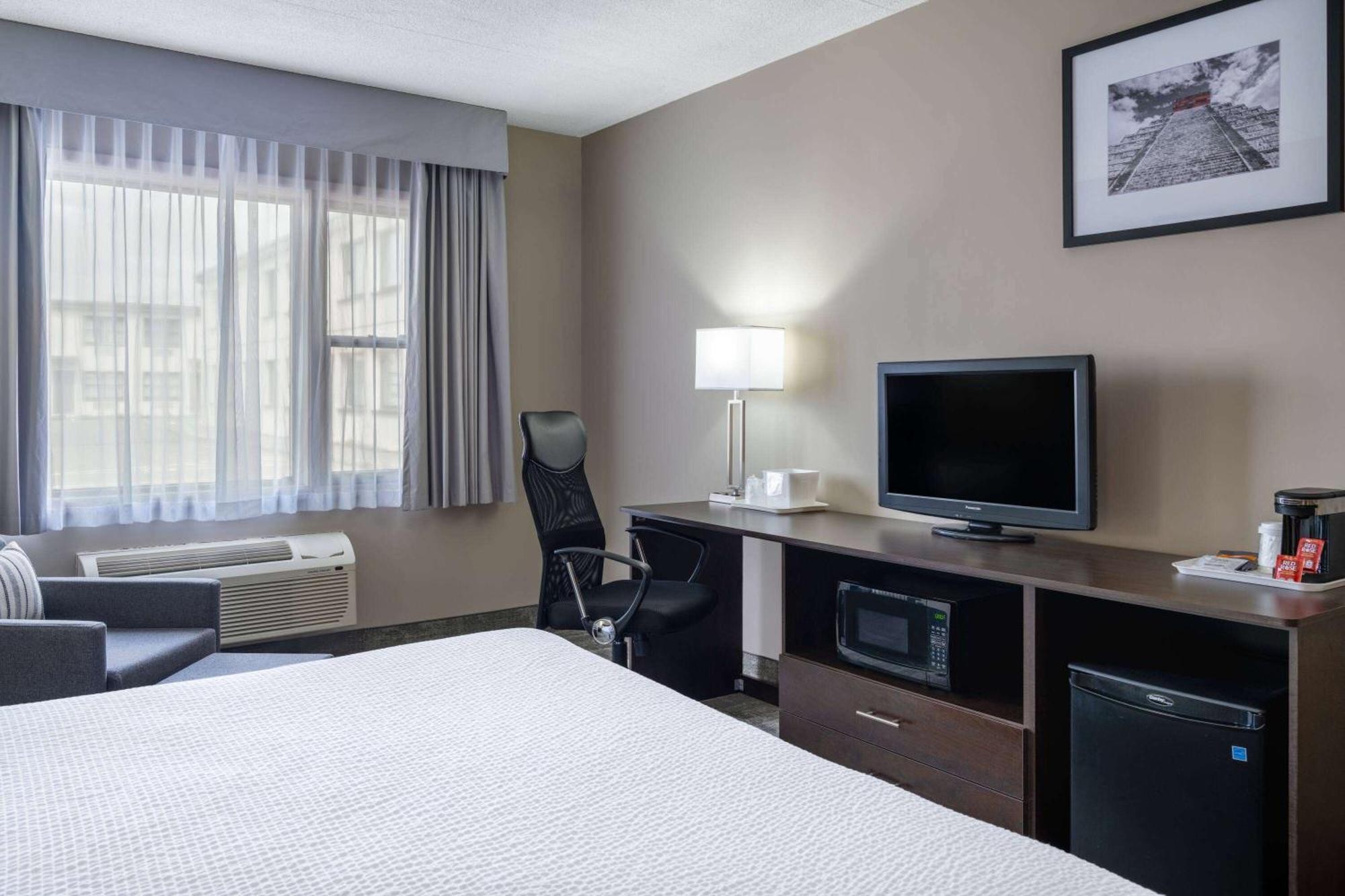 Ramada By Wyndham Thunder Bay Airlane Hotel Esterno foto