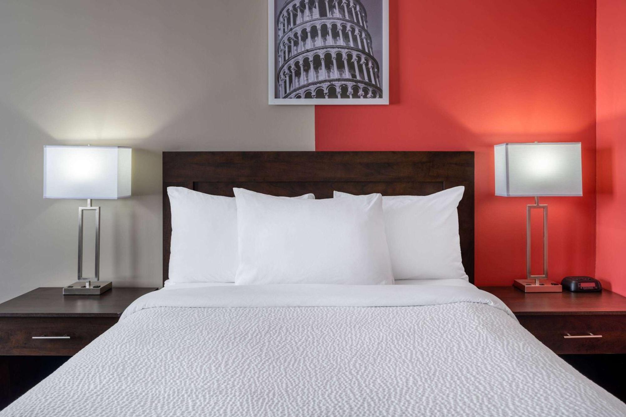 Ramada By Wyndham Thunder Bay Airlane Hotel Esterno foto