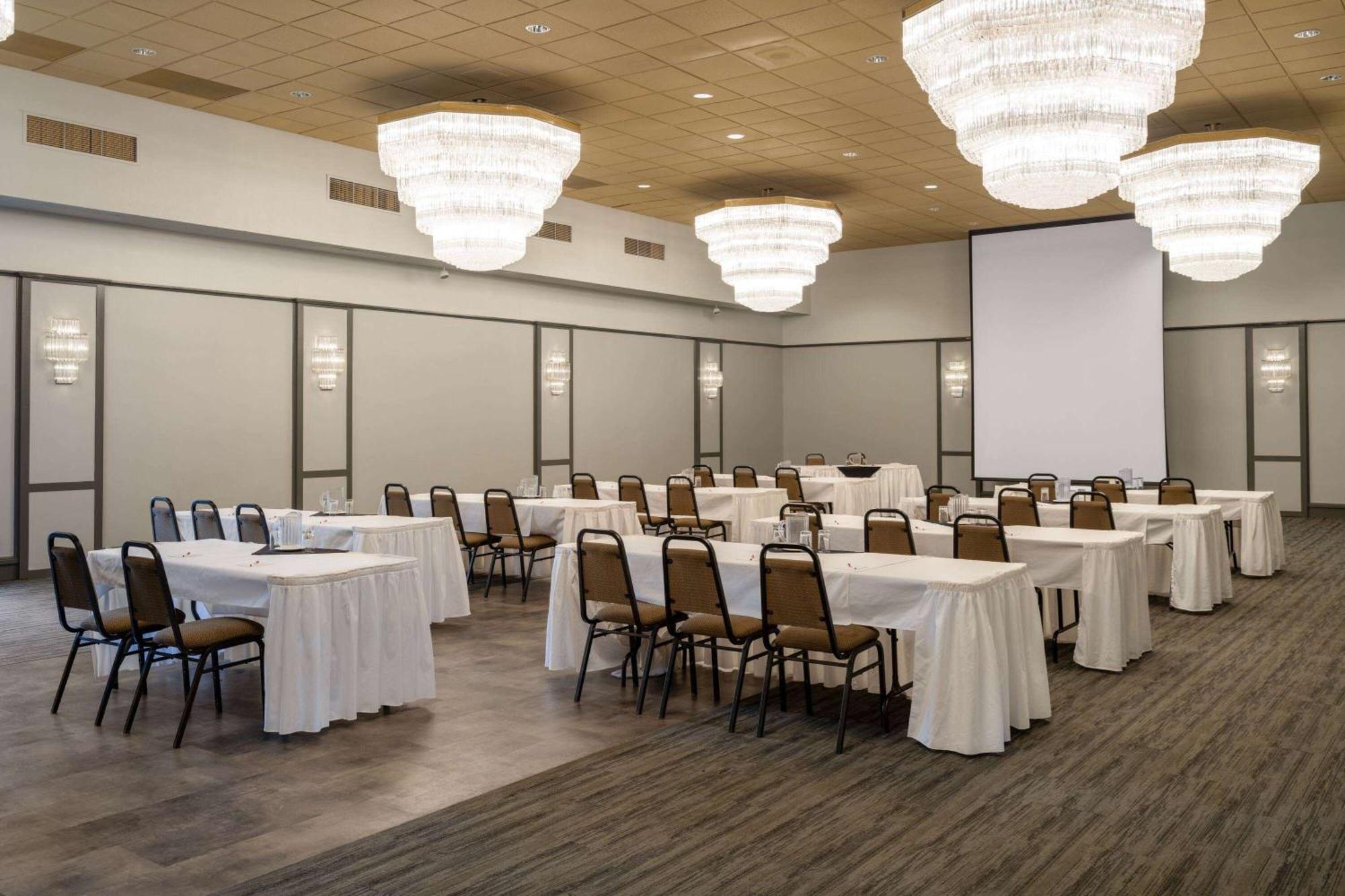 Ramada By Wyndham Thunder Bay Airlane Hotel Esterno foto