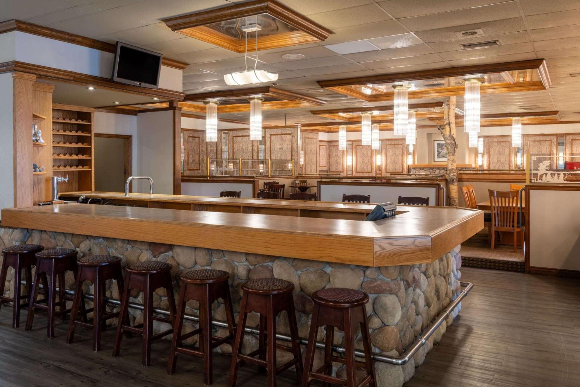 Ramada By Wyndham Thunder Bay Airlane Hotel Esterno foto