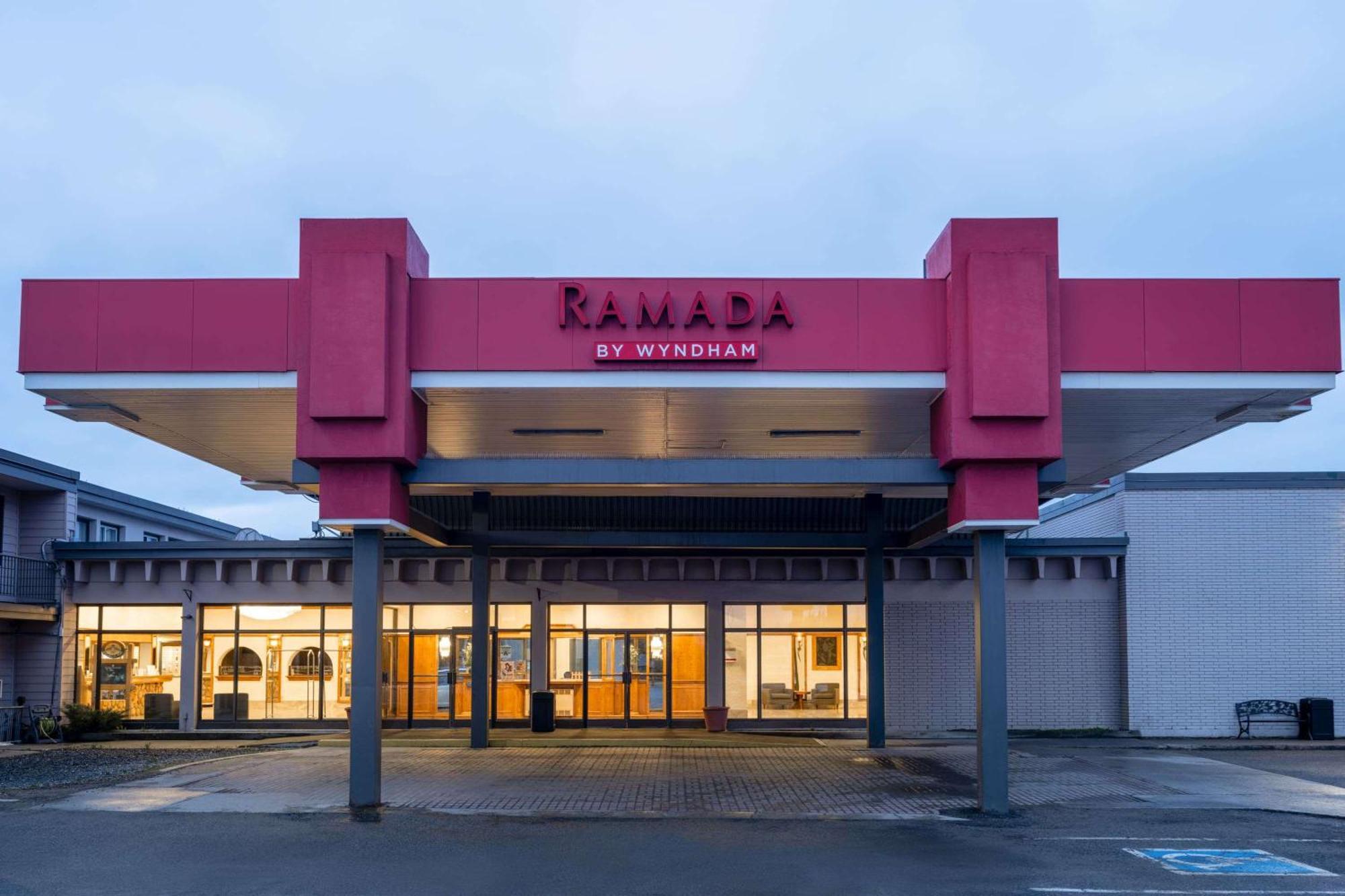 Ramada By Wyndham Thunder Bay Airlane Hotel Esterno foto