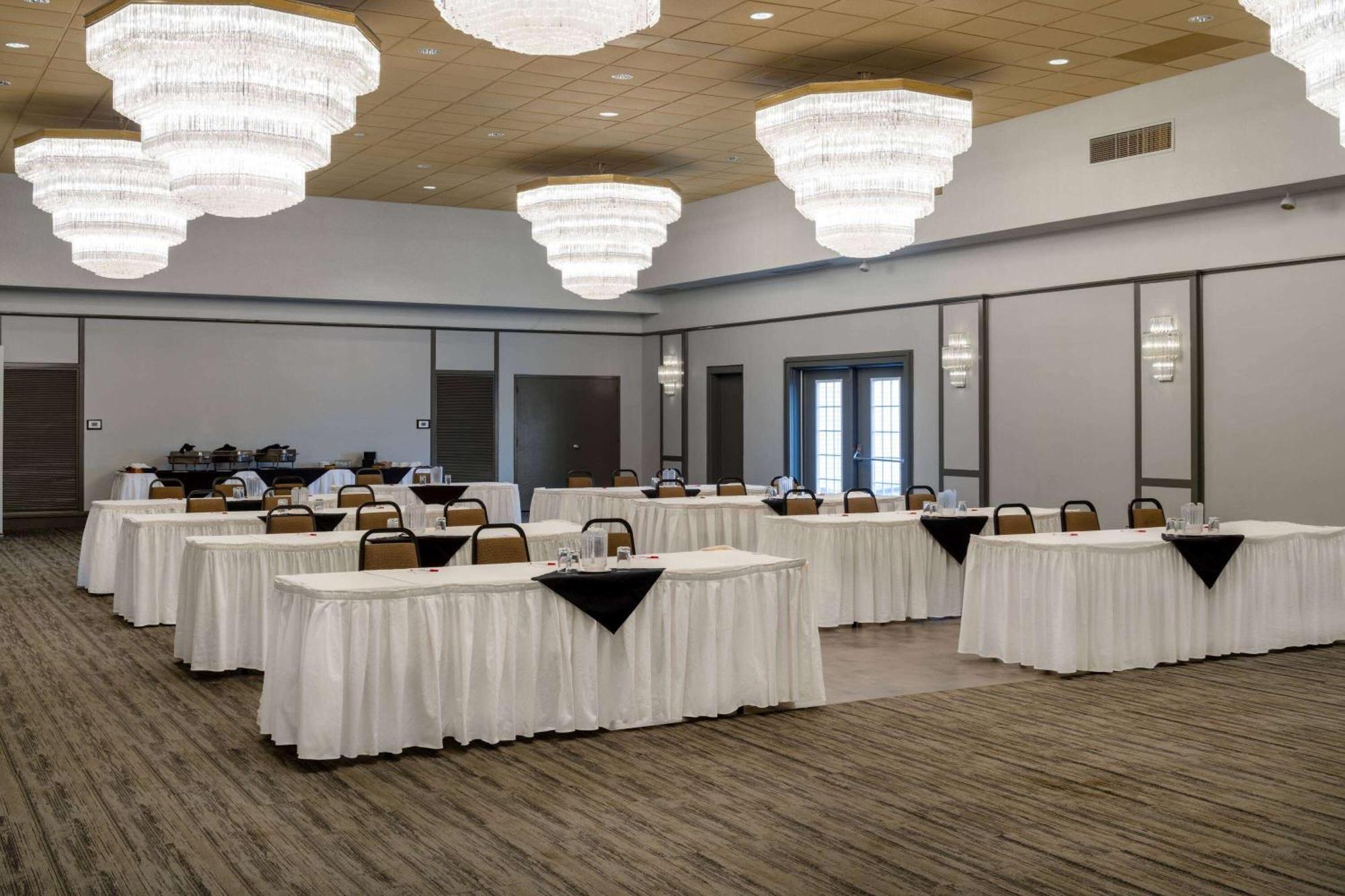Ramada By Wyndham Thunder Bay Airlane Hotel Esterno foto