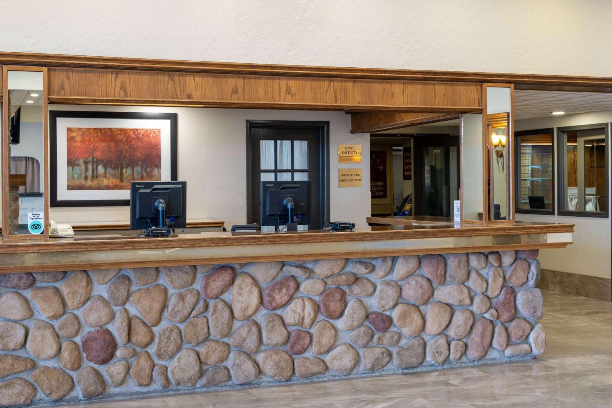 Ramada By Wyndham Thunder Bay Airlane Hotel Esterno foto