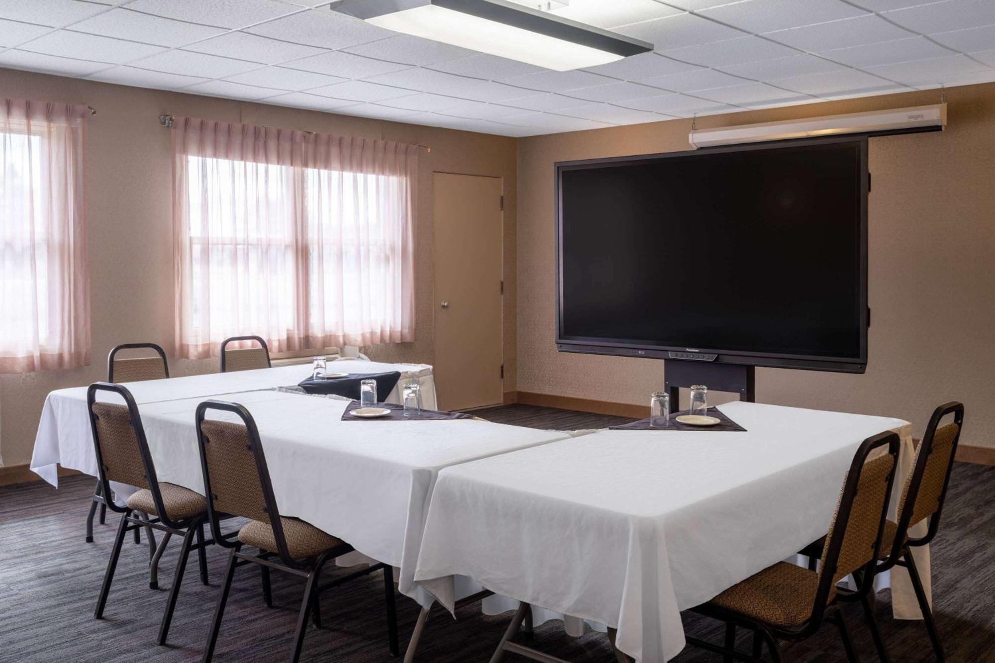 Ramada By Wyndham Thunder Bay Airlane Hotel Esterno foto