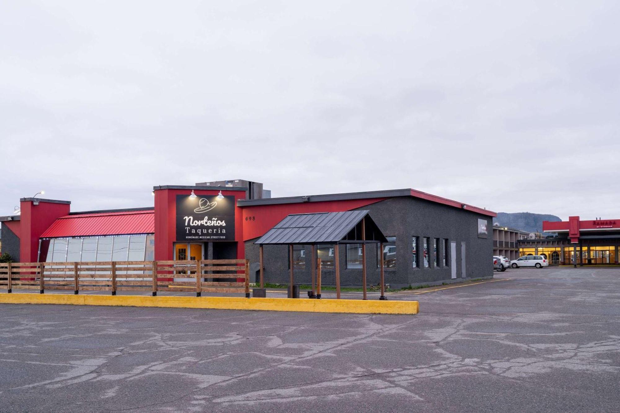 Ramada By Wyndham Thunder Bay Airlane Hotel Esterno foto