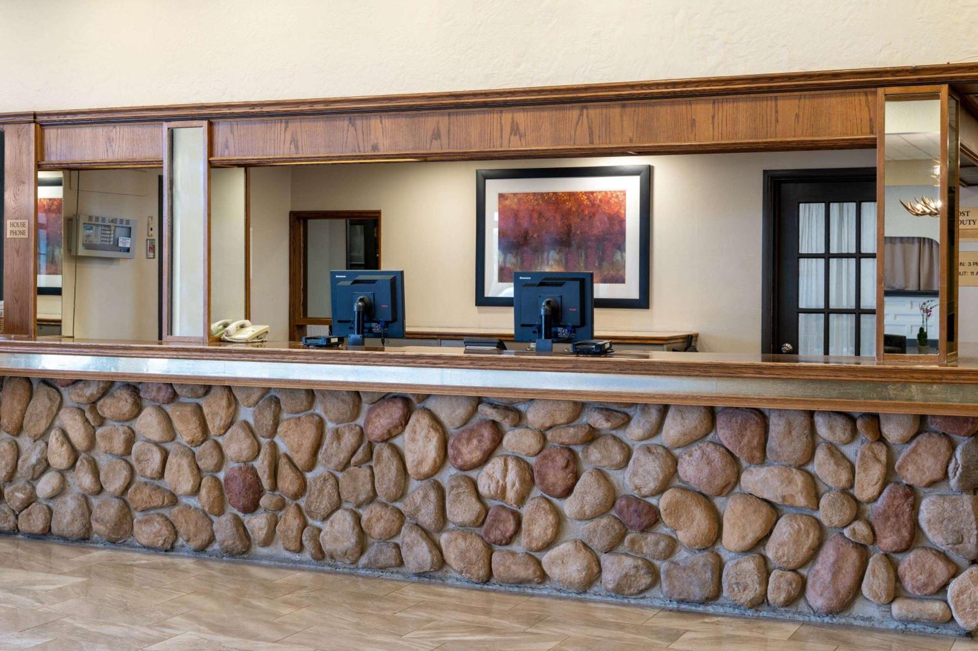 Ramada By Wyndham Thunder Bay Airlane Hotel Esterno foto