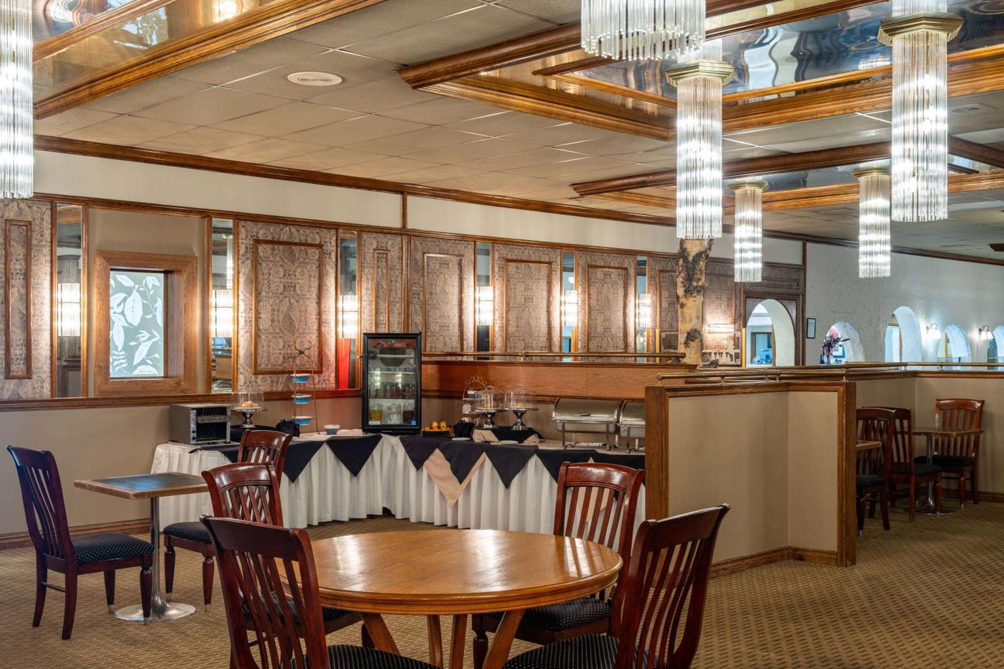 Ramada By Wyndham Thunder Bay Airlane Hotel Esterno foto
