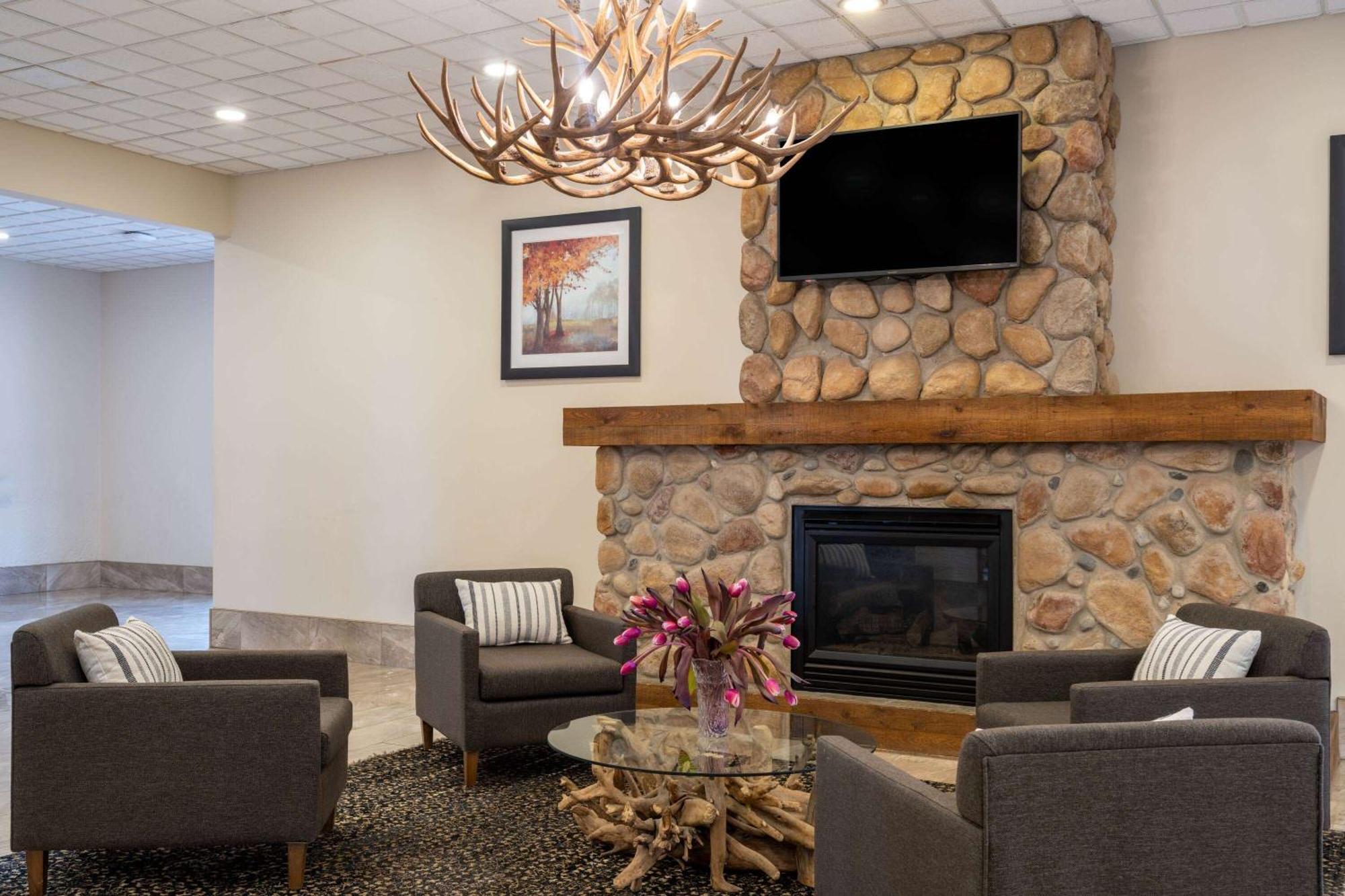Ramada By Wyndham Thunder Bay Airlane Hotel Esterno foto
