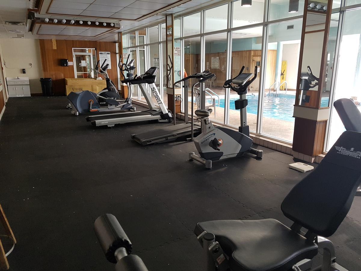 Ramada By Wyndham Thunder Bay Airlane Hotel Esterno foto