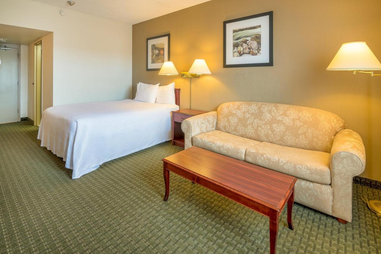 Ramada By Wyndham Thunder Bay Airlane Hotel Esterno foto