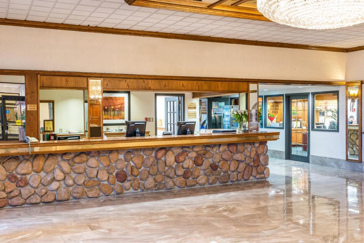 Ramada By Wyndham Thunder Bay Airlane Hotel Esterno foto